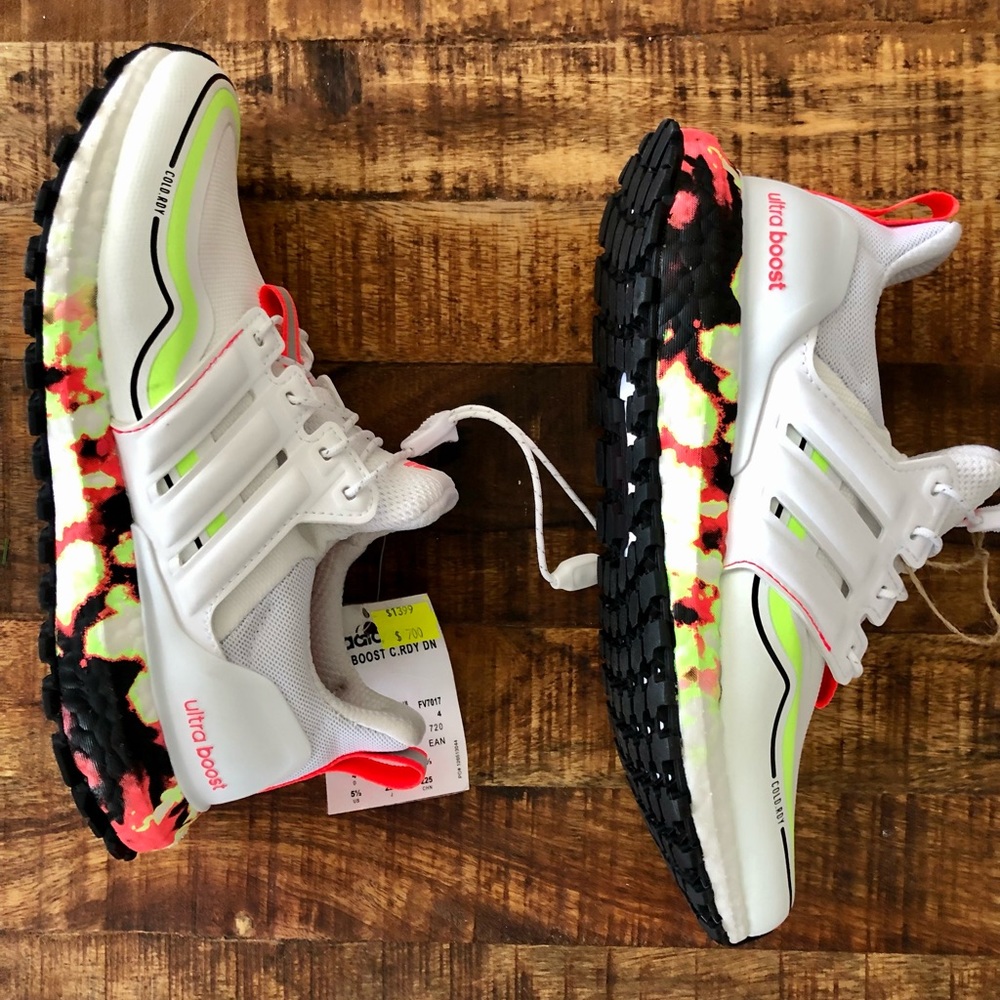 NEVER WORN - Wmns Adidas Ultraboost - size 5.5